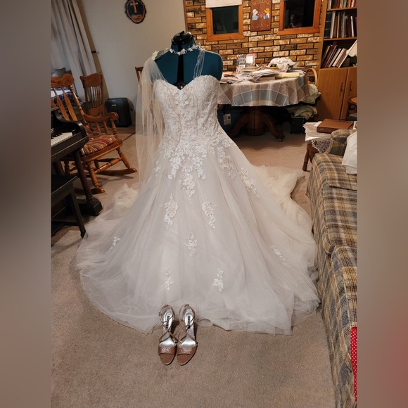 Wedding dress - Picture 4 of 16